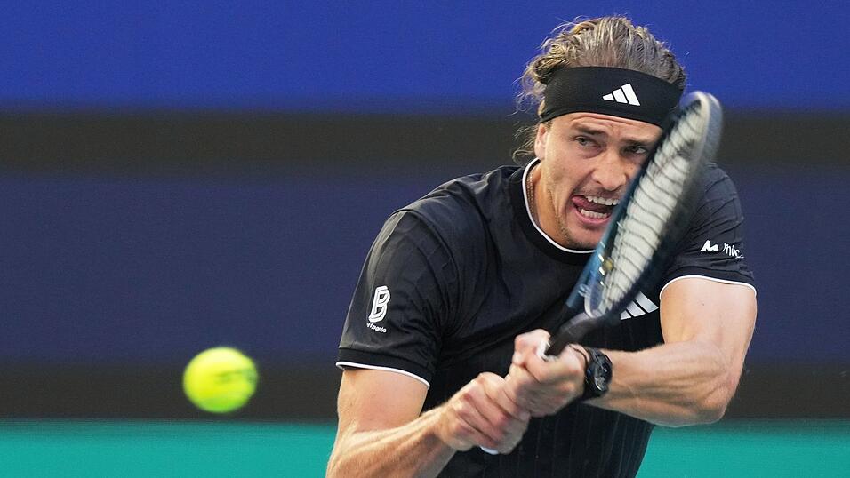 Voller Fokus auf den Ball - und jetzt auch auf die Sandplatzsaison: Alexander Zverev. (Archivbild)