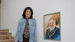 Die neue Bürgermeisterin Heike Berger neben dem Porträt ihres Vorgängers Ludwig Robold, der schon in die Galerie der ehemaligen Bürgermeister im Rathaus aufgenommen wurde. Die neue Bürgermeisterin Heike Berger neben dem Porträt ihres Vorgängers Ludwig Robold, der schon in die Galerie der ehemaligen Bürgermeister im Rathaus aufgenommen wurde.