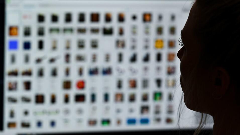 Automatisierte Programme sollen Verdachtsfälle von Kindesmissbrauch zwar entdecken, ein Mensch muss sie vor der Weiterleitung an Ermittler aber verifizieren. (Symbolbild) Automatisierte Programme sollen Verdachtsfälle von Kindesmissbrauch zwar entdecken, ein Mensch muss sie vor der Weiterleitung an Ermittler aber verifizieren. (Symbolbild)
