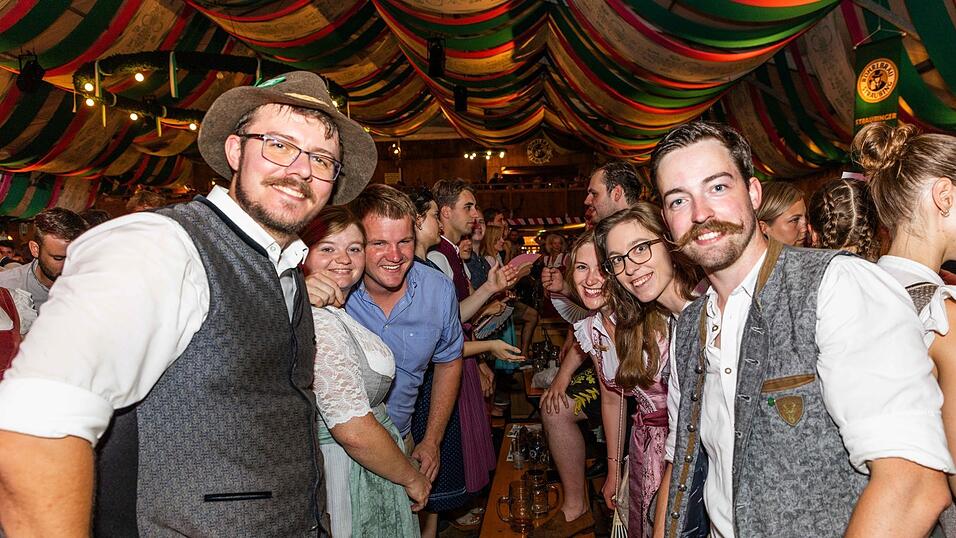 Die Partybilder vom Sonntag, 16. August, aus dem Festzelt Weckmann. Die Partybilder vom Sonntag, 16. August, aus dem Festzelt Weckmann.