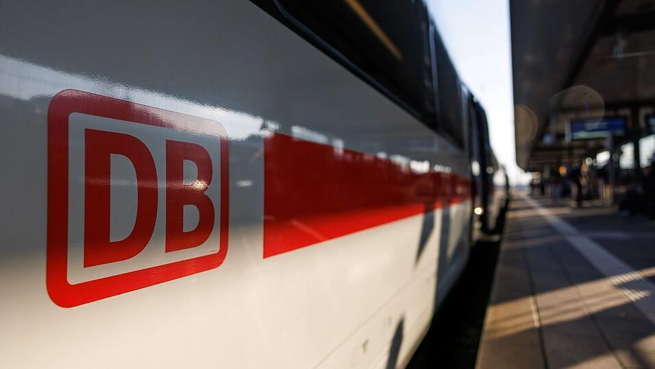 Wegen der Sperrung eines Streckenabschnitts müssen Züge laut Bahn an geeigneten Stellen warten. (Symbolbild) Wegen der Sperrung eines Streckenabschnitts müssen Züge laut Bahn an geeigneten Stellen warten. (Symbolbild)