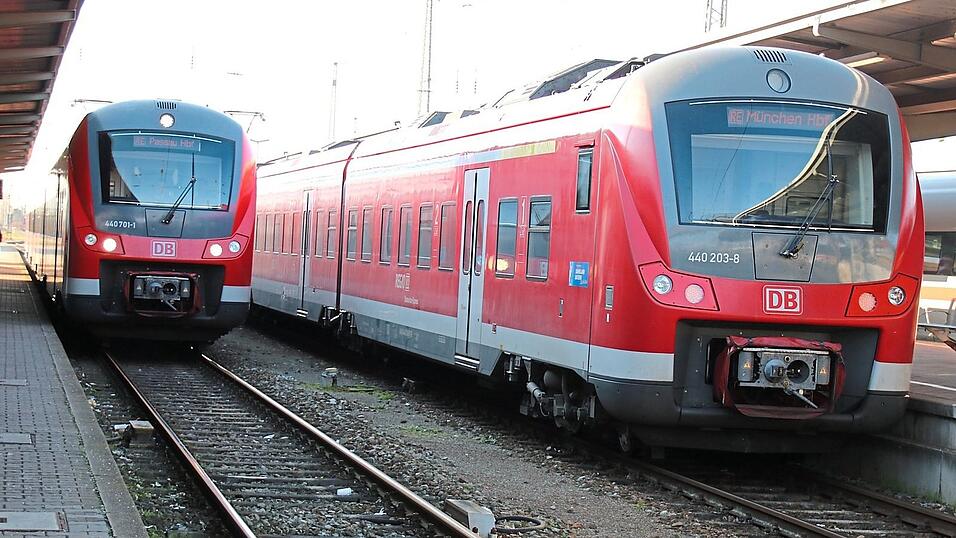 Der Donau-Isar-Express wird seit seiner Einführung im Jahr 2009 von der DB Regio betrieben. Nun muss sich die Bahntochter für den Zeitraum von 2024 bis 2036 neu bewerben. Der Zuschlag für das neue Netz Donau-Isar, zudem dann auch der Flughafenexpress Regensburg-Flughafen-Terminal gehört, soll Mitte 2020 erfolgen. Der Donau-Isar-Express wird seit seiner Einführung im Jahr 2009 von der DB Regio betrieben. Nun muss sich die Bahntochter für den Zeitraum von 2024 bis 2036 neu bewerben. Der Zuschlag für das neue Netz Donau-Isar, zudem dann auch der Flughafenexpress Regensburg-Flughafen-Terminal gehört, soll Mitte 2020 erfolgen.
