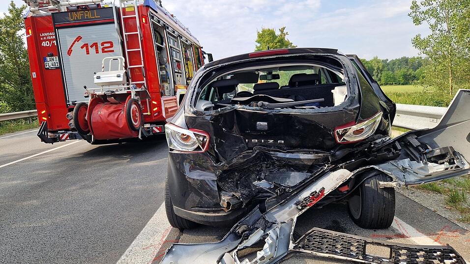 Der Fahrer des Seat kam mit leichten Verletzungen ins Krankenhaus.