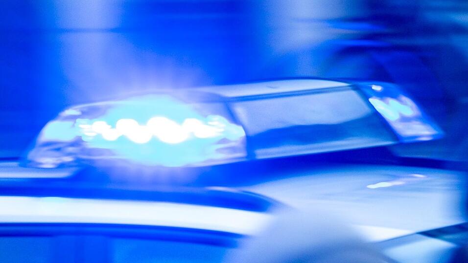 Die Polizei ermittelt zu den Hintergründen des Unfalls. (Symbolbild)