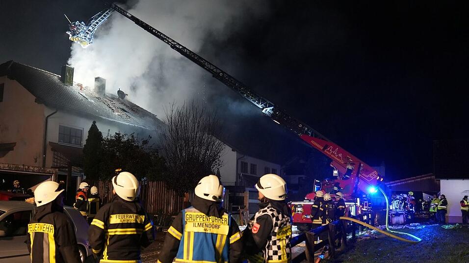 W&auml;hrend des Feuerwehreinsatzes wurde der Hausbewohner vermisst gemeldet.