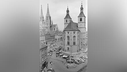 Der Neupfarrplatz 1959, als der noch für Autos frei zugänglich war.