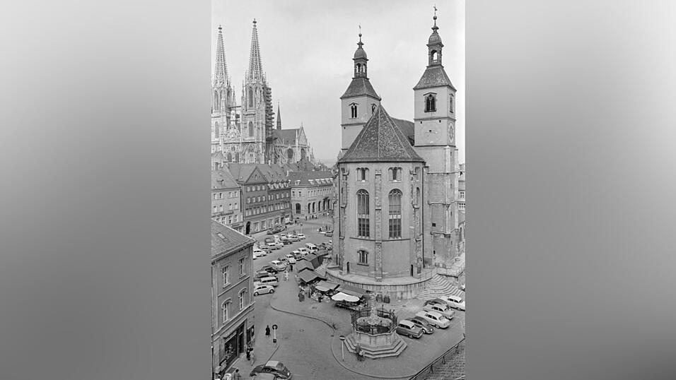 Der Neupfarrplatz 1959, als der noch für Autos frei zugänglich war. Der Neupfarrplatz 1959, als der noch für Autos frei zugänglich war.
