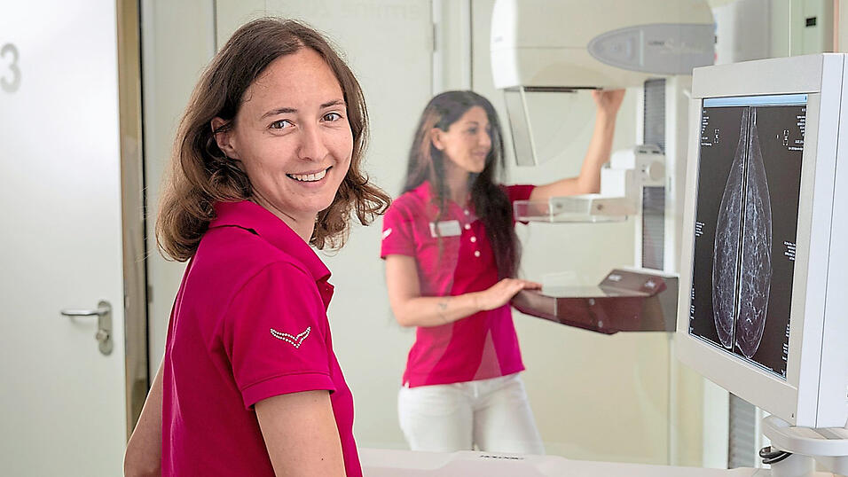 Mammo-Mobil-Mitarbeiterinnen Tanja Lichtenauer und Evi Winklmeier an den Ger&auml;ten.