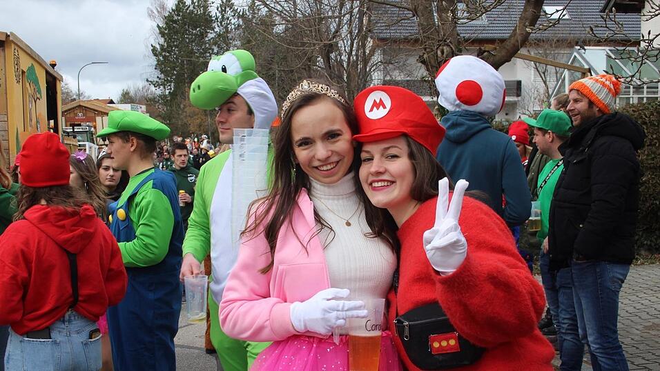 Viele Faschings-Fans haben sich am Samstag den Umzug in Langenbach angesehen. Viele Faschings-Fans haben sich am Samstag den Umzug in Langenbach angesehen.