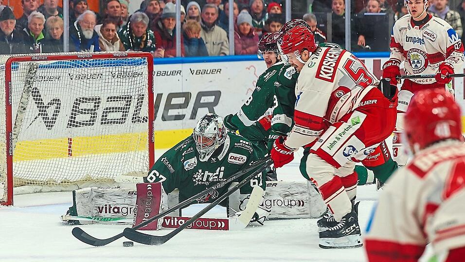 Schier zum Verzweifeln: Jesse Koskenkorva (3.v.re.) und seine Landshuter erarbeiteten sich etliche Chancen, feuerten sogar mehr Torsch&uuml;sse als die Rosenheimer ab (36:24) - blo&szlig; brachten sie die Scheibe partout nicht im Kasten von Keeper Christopher Kolarz unter.