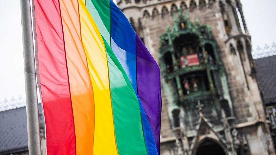 Vor dem Münchner Rathaus weht die Pride-Flagge. (Archivbild) Vor dem Münchner Rathaus weht die Pride-Flagge. (Archivbild)