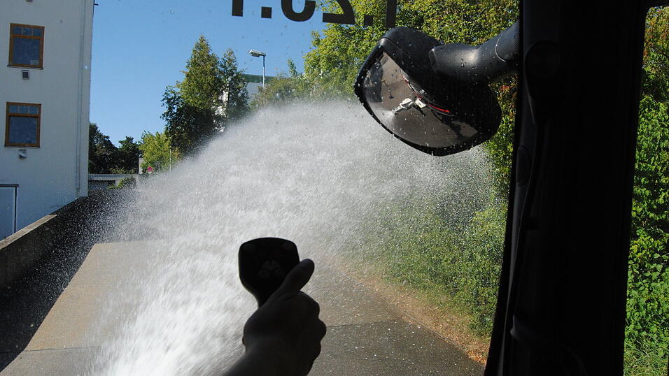 Mit einem Joystick wird der kleine Wasserwerfer auf die Hecke gerichtet. Während der Fahrt kann somit schnell ein Hecken- oder Böschungsbrand gelöscht werden. Im Spiegel ist er bei seinem Einsatz gut zu sehen. Mit einem Joystick wird der kleine Wasserwerfer auf die Hecke gerichtet. Während der Fahrt kann somit schnell ein Hecken- oder Böschungsbrand gelöscht werden. Im Spiegel ist er bei seinem Einsatz gut zu sehen.