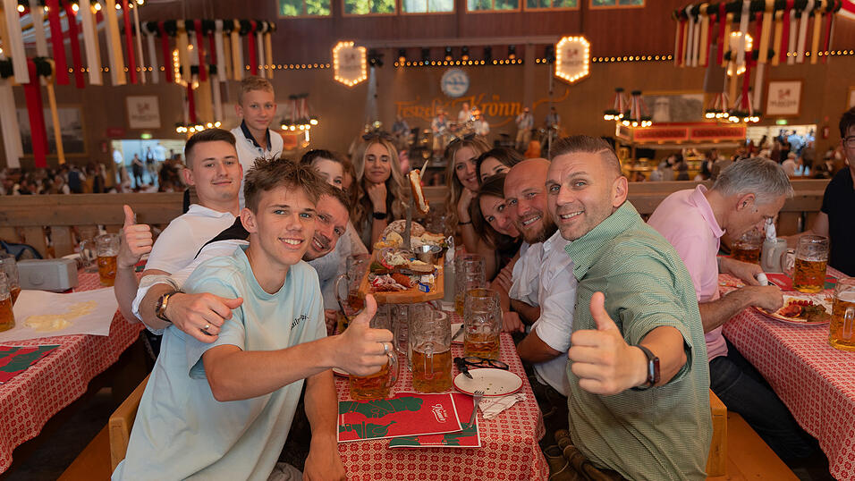 Die Partybilder vom Freitag, 11. August 2023, aus dem Festzelt Krönner. Die Partybilder vom Freitag, 11. August 2023, aus dem Festzelt Krönner.