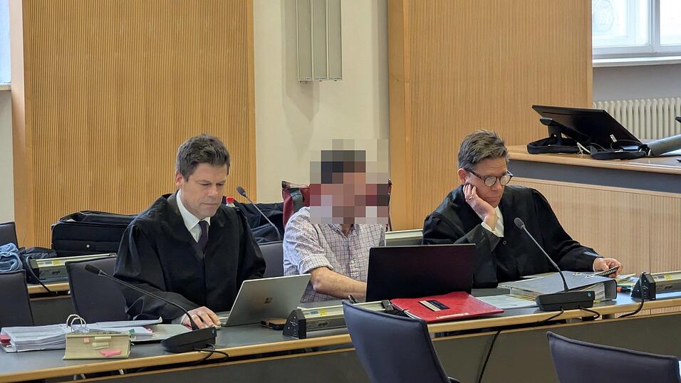 Der angeklagte frühere Arzt neben seinen Anwälten. 