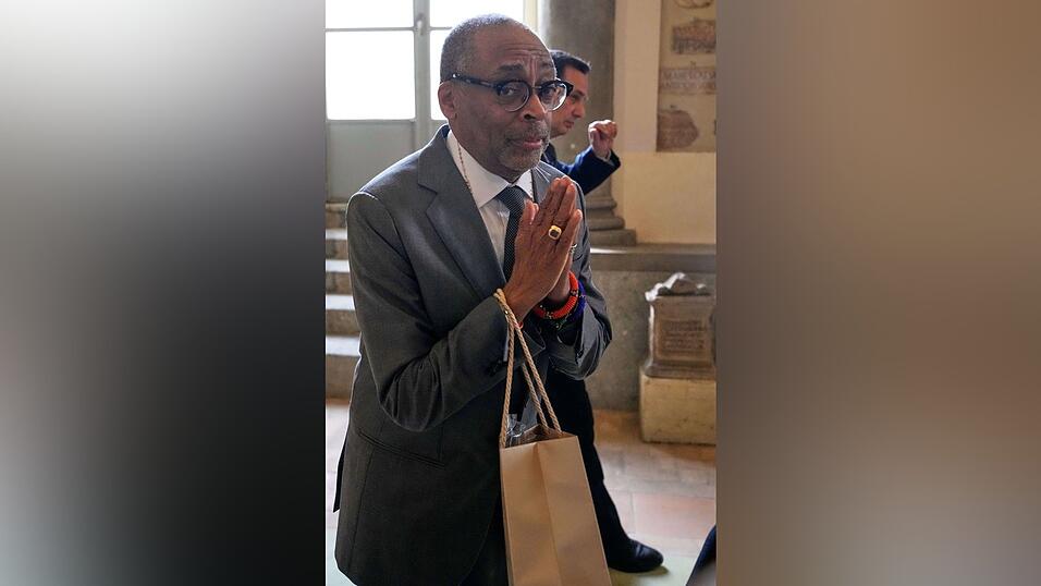 Filmregisseur Spike Lee verlässt nach einer Audienz beim Papst den Vatikan. Filmregisseur Spike Lee verlässt nach einer Audienz beim Papst den Vatikan.