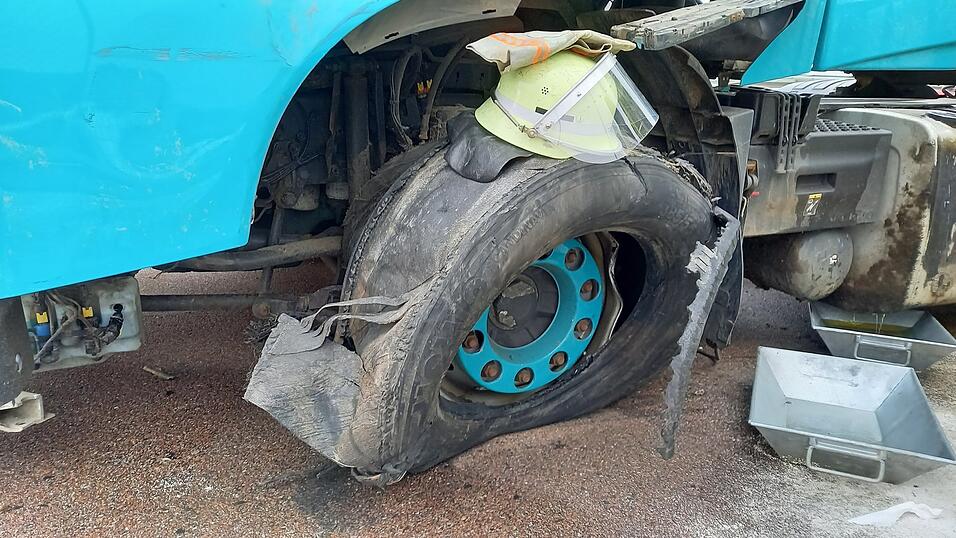 Der geplatzte Reifen des LKWs ist die Unfallursache.