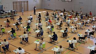 An diesem Mittwoch starten die Realsch&uuml;ler mit der Deutschprobe in die schriftliche Abschlusspr&uuml;fungsphase - so wie im vergangenen Jahr schreiben sie die Pr&uuml;fung in der Schulturnhalle (Archivfoto).