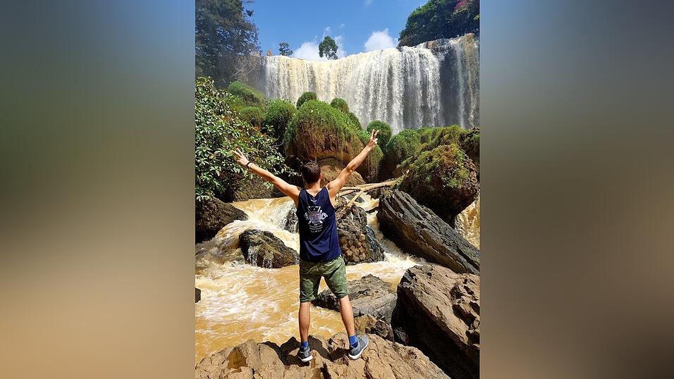 Jonas vor einem Wasserfall in Da Lat, Vietnam.
