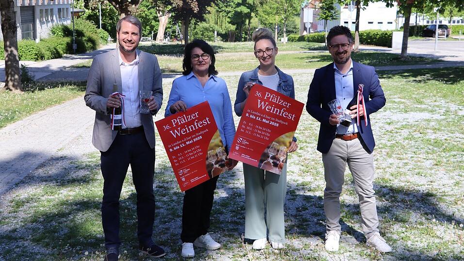 Präsentieren die Plakate fürs Weinfest, das von 9. bis 11. Mai im Landauer Stadtpark stattfindet: Bürgermeister Matthias Kohlmayer (v.l.), Stadträtin und Weinfest-Referentin Mia Hagn, Pia Wimmer vom Kulturamt und Geschäftsleiter Alexander Oswald. Präsentieren die Plakate fürs Weinfest, das von 9. bis 11. Mai im Landauer Stadtpark stattfindet: Bürgermeister Matthias Kohlmayer (v.l.), Stadträtin und Weinfest-Referentin Mia Hagn, Pia Wimmer vom Kulturamt und Geschäftsleiter Alexander Oswald.