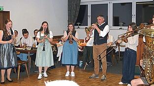 Die Tanzlmusik des JvFG spielte unter anderem die Skitourenpolka. &bdquo;Ich zwinge sie ohne Noten zu spielen, seither sind wir viel flexibler, auch bei den Fehlern&ldquo;, so die humorvolle Anmoderation von Siegfried M&uuml;hlbauer (Mitte).