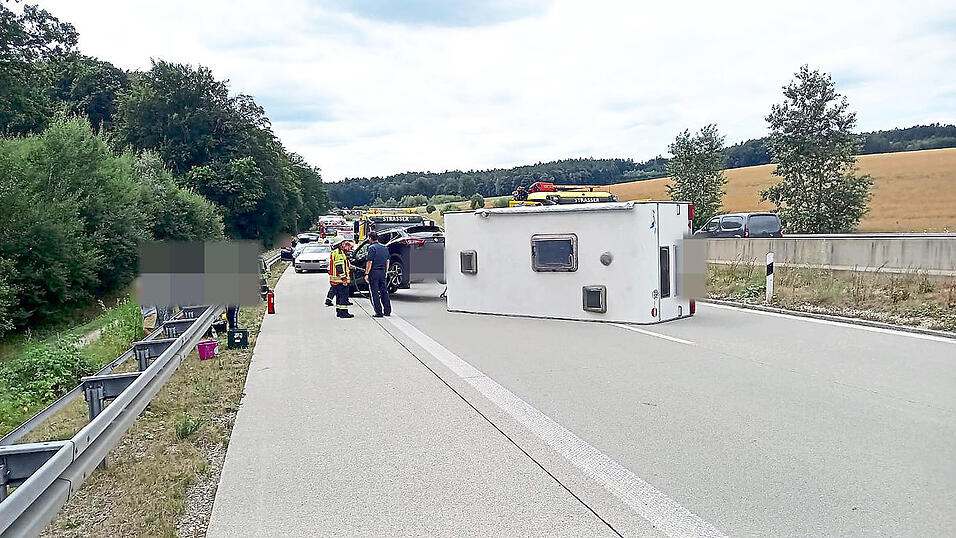 Der umgekippte Wohnwagen blockierte die Straße