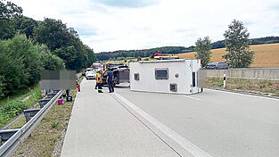 Der umgekippte Wohnwagen blockierte die Straße