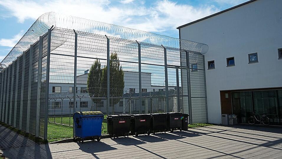 Ein doppelter Hochsicherheitszaun umgibt den Bereich der Mainkofener Forensik, in dem psychisch kranke oder suchtkranke Straft&auml;ter zun&auml;chst untergebracht sind.