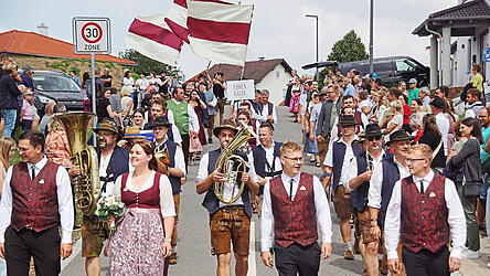 Zahlreiche Zuschauer s&auml;umten die Stra&szlig;en, als sich der Festzug am Sonntag in Bewegung setzte.
