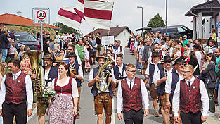 Zahlreiche Zuschauer säumten die Straßen, als sich der Festzug am Sonntag in Bewegung setzte. Zahlreiche Zuschauer säumten die Straßen, als sich der Festzug am Sonntag in Bewegung setzte.