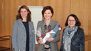 Die beiden Vorsitzenden des Vereins, Tanja Schweiger (links) und Gertrud Maltz-Schwarzfischer (rechts), dankten Elisabeth Sojer-Falter für ihre jahrelange, 'perfekte' Arbeit.