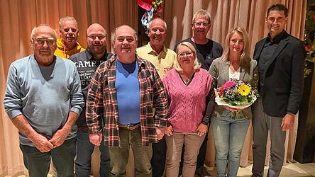 Die neue Vorstandschaft des Badfördervereins (v. l.) Erwin Bucher, Dieter Hemmy, Karsten Paul, Hans Gerd Hentschel, Oliver Schoyerer, Beate Schoyerer, Martin Werner, Sandra Groth, Bürgermeister Andreas Liebl (es fehlen: Thomas Fischer, Heinz Eidenschink, Uwe Teiwes und Reinhard Irlbeck). Für die scheidende zweite Vorsitzende Sandra Groth (2. v. r.) gab es einen Blumenstrauß als kleinen Dank.