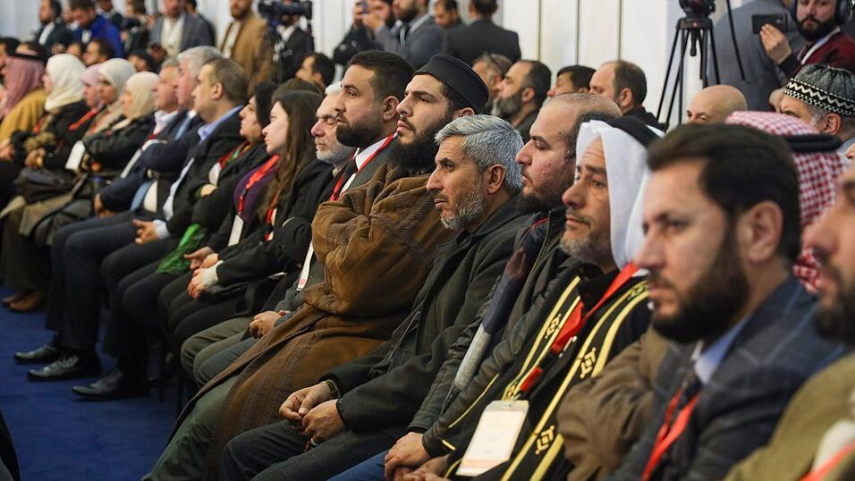 Wie es in Syrien - hier Teilnehmer an einer Konferenz für nationalen Dialog - nach dem Sturz von Langzeitmachthaber Baschar al-Assad weitergeht, ist offen. Wie es in Syrien - hier Teilnehmer an einer Konferenz für nationalen Dialog - nach dem Sturz von Langzeitmachthaber Baschar al-Assad weitergeht, ist offen.