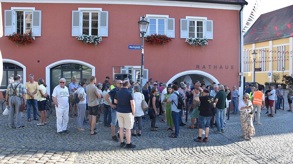 Mit rund 80 Teilnehmern überschaubar war die Zahl derer, die dem Aufruf zur friedlichen Demonstration am Rathaus am Dienstag im Vorfeld der Sitzung des Stadtrates gefolgt waren. Die Stadt solle ein unabhängiges, eigenes Gutachten in Auftrag geben, um den medizinischen Bedarf sowie die Chancen für den Erhalt der stationären Notfallversorgung am Standort Mainburg zu prüfen, lautete die zentrale Forderung.