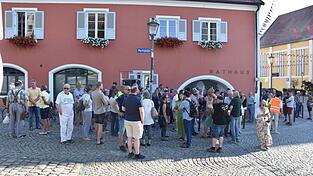 Mit rund 80 Teilnehmern überschaubar war die Zahl derer, die dem Aufruf zur friedlichen Demonstration am Rathaus am Dienstag im Vorfeld der Sitzung des Stadtrates gefolgt waren. Die Stadt solle ein unabhängiges, eigenes Gutachten in Auftrag geben, um den medizinischen Bedarf sowie die Chancen für den Erhalt der stationären Notfallversorgung am Standort Mainburg zu prüfen, lautete die zentrale Forderung.