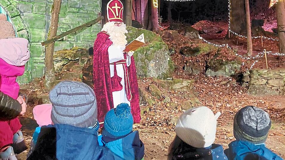 Der Nikolaus besucht die Waldbühne.