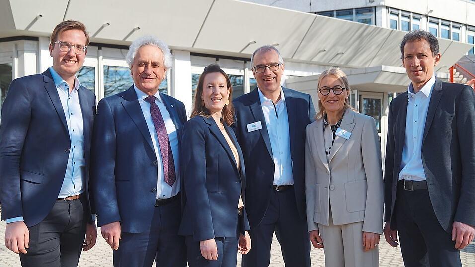 Wirtschaftsschule 70 Jahre und Generalsanierung: Architekt J&ouml;rg-Helmut Schwarz (v.li.), Landrat Helmut Petz, Eva Franz (Landratsamt), Schulleiter Johann M&uuml;ller, Ursula Schygulla (stellvertretende Schulleiterin) und Leitender Regierungsdirektor Andreas Weis freuten sich &uuml;ber die gelungene Generalsanierung.