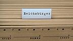 An einem Hängeregister steht der Schriftzug Reichsbürger. Ein mutmaßliches Reichsbürger-Paar steht in Baden-Württemberg vor Gericht. Es wurde in Mainburg verhaftet. An einem Hängeregister steht der Schriftzug Reichsbürger. Ein mutmaßliches Reichsbürger-Paar steht in Baden-Württemberg vor Gericht. Es wurde in Mainburg verhaftet.