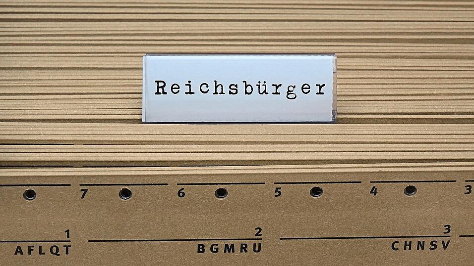 An einem Hängeregister steht der Schriftzug Reichsbürger. Ein mutmaßliches Reichsbürger-Paar steht in Baden-Württemberg vor Gericht. Es wurde in Mainburg verhaftet. An einem Hängeregister steht der Schriftzug Reichsbürger. Ein mutmaßliches Reichsbürger-Paar steht in Baden-Württemberg vor Gericht. Es wurde in Mainburg verhaftet.