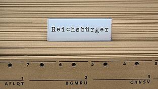 An einem Hängeregister steht der Schriftzug Reichsbürger. Ein mutmaßliches Reichsbürger-Paar steht in Baden-Württemberg vor Gericht. Es wurde in Mainburg verhaftet. An einem Hängeregister steht der Schriftzug Reichsbürger. Ein mutmaßliches Reichsbürger-Paar steht in Baden-Württemberg vor Gericht. Es wurde in Mainburg verhaftet.