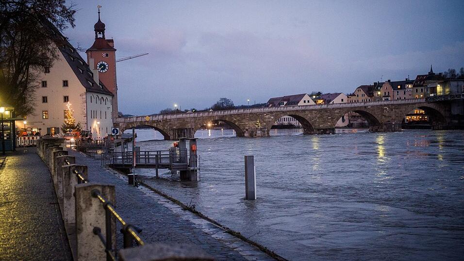 Regensburg bereitet sich auf das Hochwasser vor.