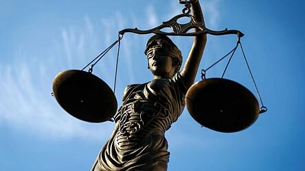 Justitia zeigte sich nachsichtig: Nur das bisherige unbescholtene Leben bewahrte beide vor dem Knast.