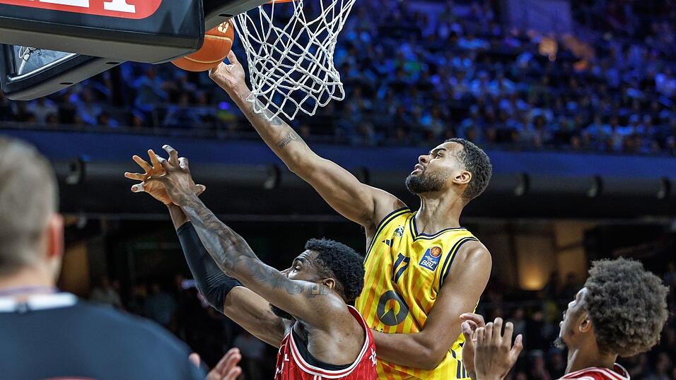 Albas Norris Agbakoko ist unter dem Korb eher am Ball als Bambergs EJ Onu. Albas Norris Agbakoko ist unter dem Korb eher am Ball als Bambergs EJ Onu.