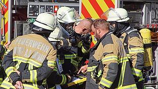 Einsatzkr&auml;fte der Feuerwehr W&ouml;rth, teils unter Atemschutz.