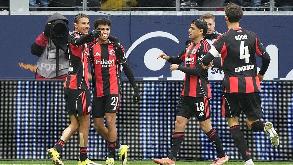 Durften endlich jubeln: Die Profis von Eintracht Frankfurt.