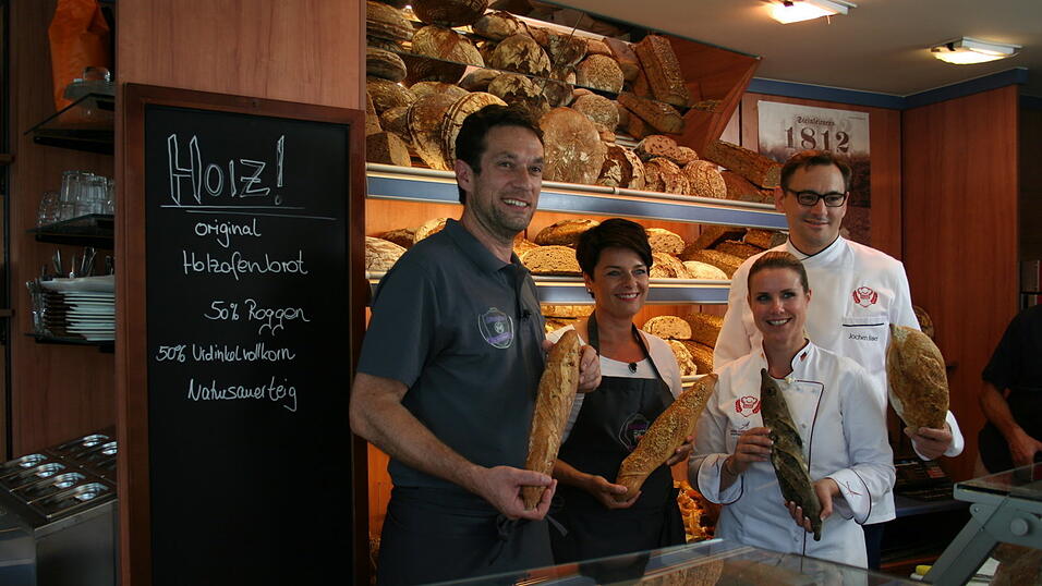 Die Belegschaft der B&auml;ckerei Steinleitner in Straubing durfte sich am Dienstag &uuml;ber den Besuch eines ZDF-Fernsehteams freuen.
