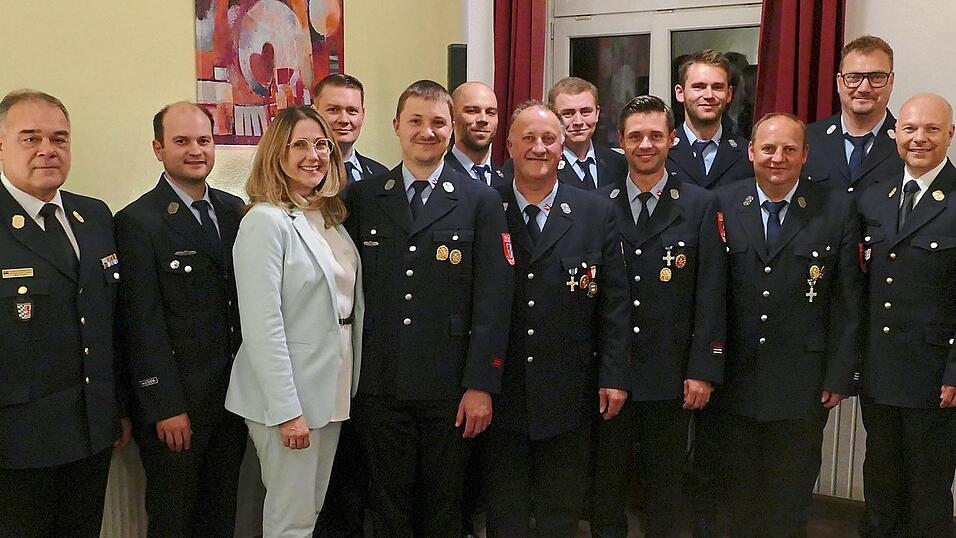 Auch heuer wurden wieder einige Feuerwehrler für ihre langjährige Mitgliedschaft geehrt. Martin Kronseder (5.v.r.) bekam für 25 Jahre Dienst bei der Feuerwehr das silberne Ehrenkreuz und Stephan Anzinger (7.v.r.) für stolze 40 Jahre ehrenamtlichen Einsatz das goldene Ehrenkreuz. Auch heuer wurden wieder einige Feuerwehrler für ihre langjährige Mitgliedschaft geehrt. Martin Kronseder (5.v.r.) bekam für 25 Jahre Dienst bei der Feuerwehr das silberne Ehrenkreuz und Stephan Anzinger (7.v.r.) für stolze 40 Jahre ehrenamtlichen Einsatz das goldene Ehrenkreuz.