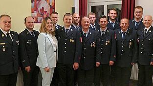 Auch heuer wurden wieder einige Feuerwehrler für ihre langjährige Mitgliedschaft geehrt. Martin Kronseder (5.v.r.) bekam für 25 Jahre Dienst bei der Feuerwehr das silberne Ehrenkreuz und Stephan Anzinger (7.v.r.) für stolze 40 Jahre ehrenamtlichen Einsatz das goldene Ehrenkreuz.