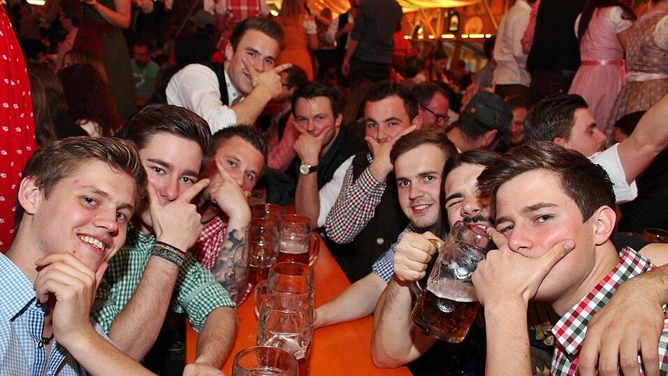 Die Fr&uuml;hjahrsdult 2017 in Landshut neigt sich dem Ende entgegen. Grund genug, noch einmal richtig in den Bierzelten zu feiern - abgerundet vom traditionellen Feuerwerk.