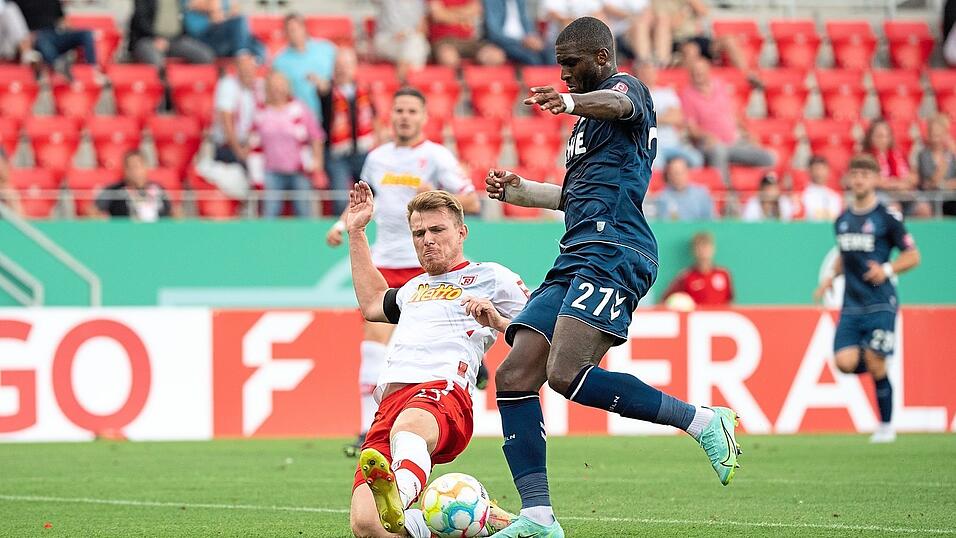 Erfahrung und Cleverness im Zweikampf - hier im DFB-Pokal gegen den inzwischen zu Borussia Dortmund gewechselten Kölner Anthony Modeste - zeichnen Jahn-Abwehrchef Steve Breitkreuz aus, der zudem mit den Nehmer- und Comeback-Qualitäten ausgestattet ist, die die Regensburger in der derzeitigen Situation an den Tag legen müssen. Erfahrung und Cleverness im Zweikampf - hier im DFB-Pokal gegen den inzwischen zu Borussia Dortmund gewechselten Kölner Anthony Modeste - zeichnen Jahn-Abwehrchef Steve Breitkreuz aus, der zudem mit den Nehmer- und Comeback-Qualitäten ausgestattet ist, die die Regensburger in der derzeitigen Situation an den Tag legen müssen.