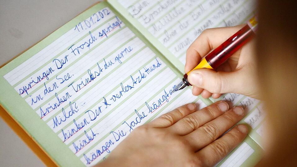 Viele Kinder verwirrt es, dass sie jeden Buchstaben in vier Ausführungen lernen: klein und groß, Druck- und Schreibschrift (Archivbild). Viele Kinder verwirrt es, dass sie jeden Buchstaben in vier Ausführungen lernen: klein und groß, Druck- und Schreibschrift (Archivbild).